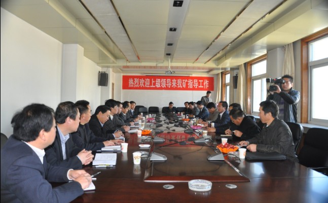 圖為印臺(tái)區(qū)政法委一行與玉華礦參會(huì)人員進(jìn)行座談 