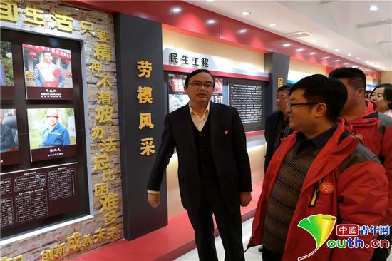 采風(fēng)團(tuán)成員參觀下石節(jié)煤礦。閻夢圓　攝