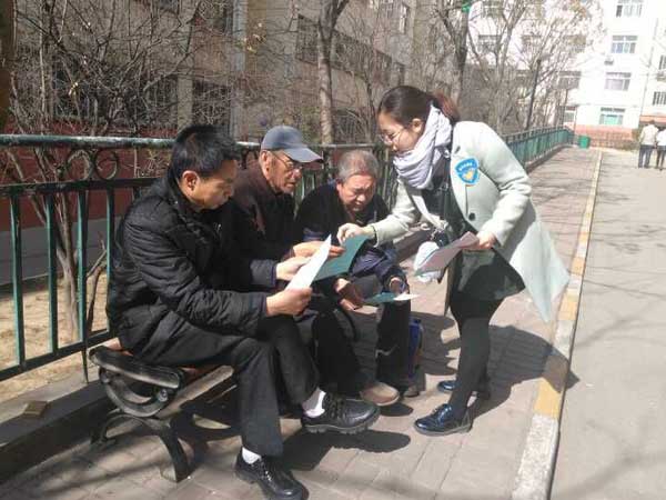 為空巢老人講解安全知識