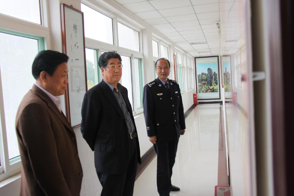 銅川礦業(yè)公司黨委書記郭寶輝（中）參觀虹橋分局警營文化展覽