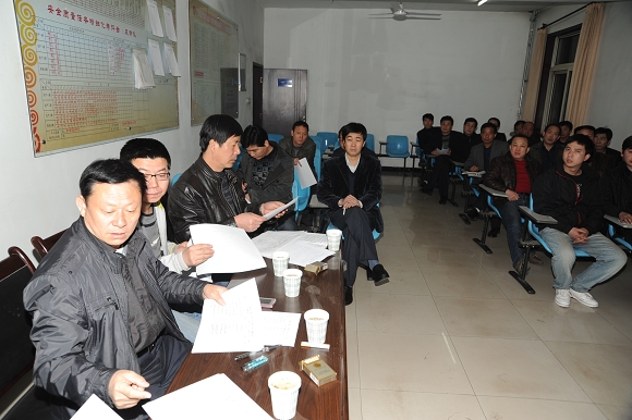 評(píng)選小組認(rèn)真評(píng)選