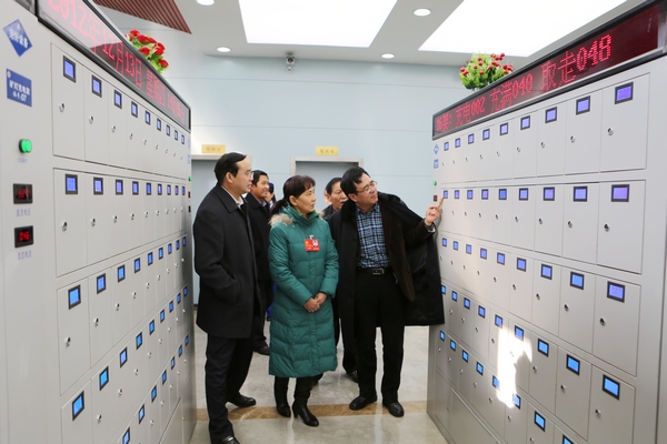 參觀(guān)該礦礦燈自救器超市