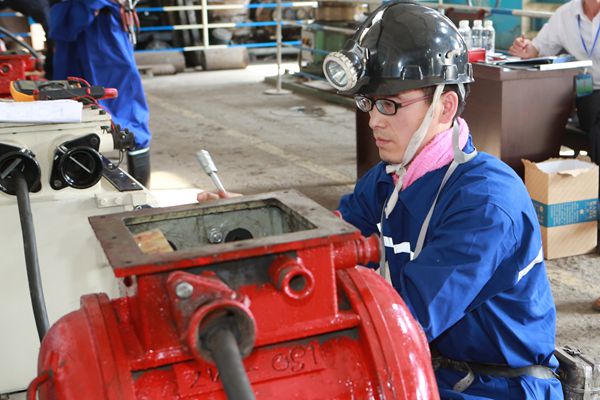 下石節(jié)礦選手劉永柏在比賽中爭(zhēng)分奪秒處理設(shè)備問(wèn)題