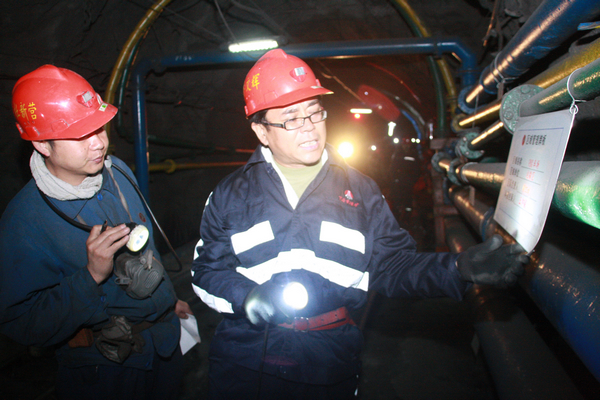 下石節(jié)煤礦礦長李文輝深入井下檢查工作