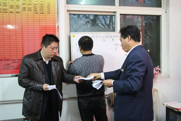 工作人員現(xiàn)場(chǎng)計(jì)票