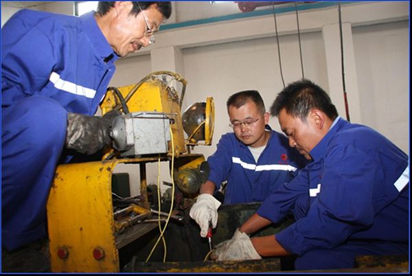 基層黨員干部積極投身治虧創(chuàng)效,超前維護(hù)電氣設(shè)備 基層黨員干部積極投身治虧創(chuàng)效,超前維護(hù)電氣設(shè)備