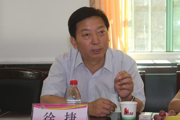 公司黨委副書記、紀(jì)委書記徐捷介紹國資委領(lǐng)導(dǎo)來礦調(diào)研的目的 公司黨委副書記、紀(jì)委書記徐捷介紹國資委領(lǐng)導(dǎo)來礦調(diào)研的目的