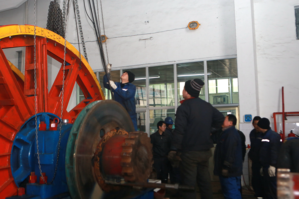 干部職工協(xié)同配合加快大檢修工作步伐