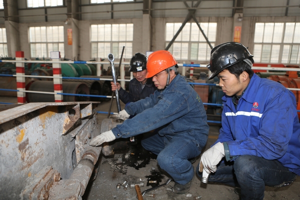 該礦技術(shù)職工與廠方技術(shù)人員精心維護(hù)綜掘設(shè)備