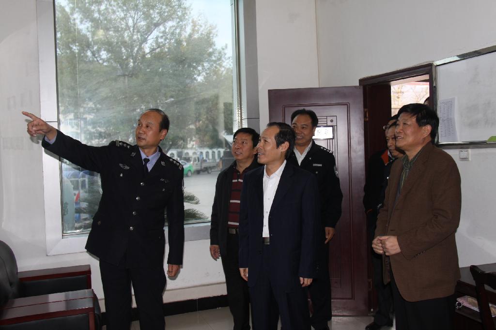 銅川礦業(yè)公司總經(jīng)理王蓬（中）在虹橋分局調(diào)研公安工作