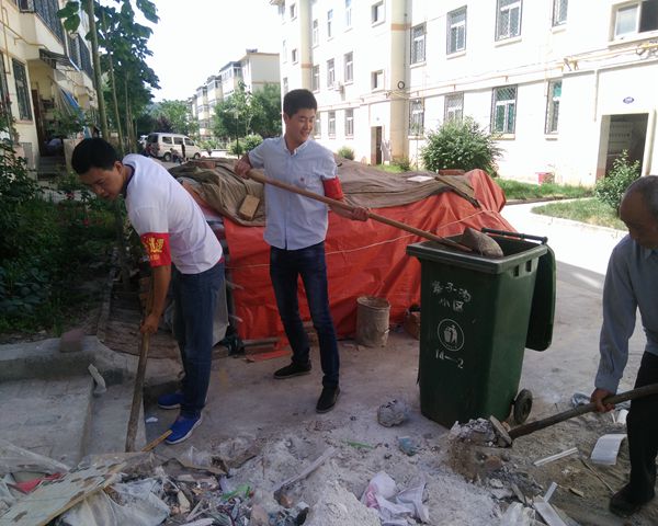 社區(qū)黨員志愿者幫助小區(qū)居民清理垃圾雜物 社區(qū)黨員志愿者幫助小區(qū)居民清理垃圾雜物