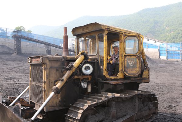 選運(yùn)區(qū)推土機(jī)司機(jī)闞會(huì)明正在進(jìn)行推煤作業(yè)
