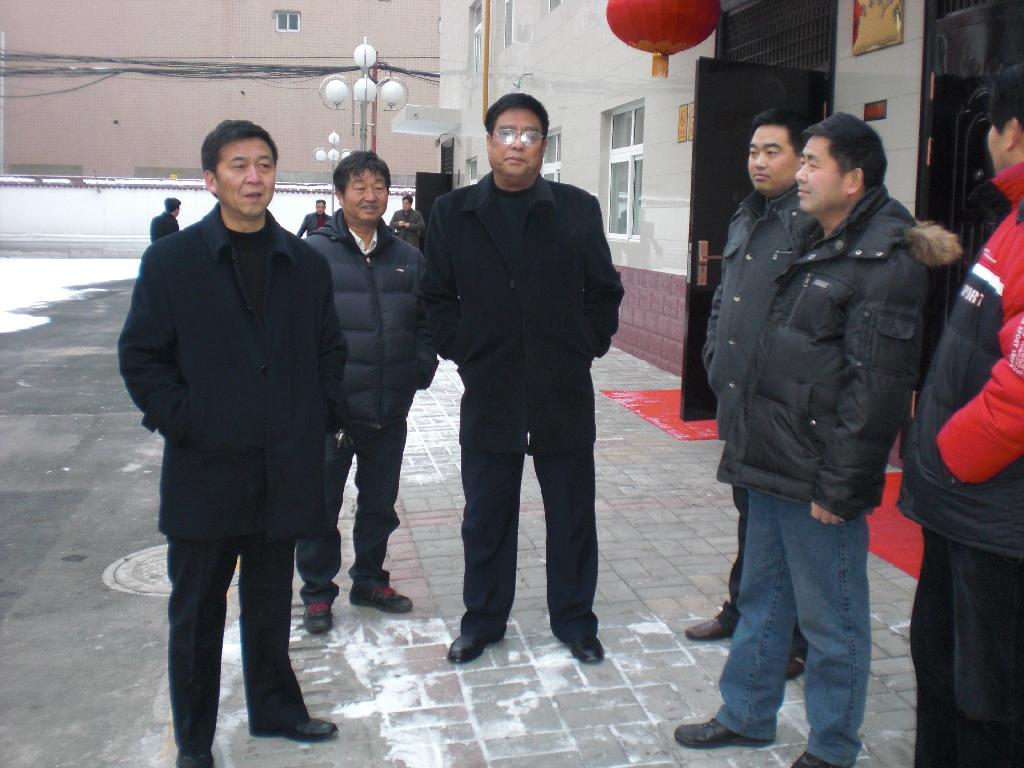 李先鋒總經(jīng)理代表公司黨政對(duì)事務(wù)中心干部職工進(jìn)行慰問(wèn)并講話