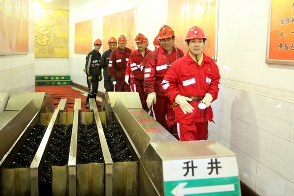 王書記一行深入井下調(diào)研