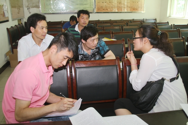 記者采訪該礦榮獲“全國優(yōu)秀班組”的綜掘一隊生產三班的干部職工