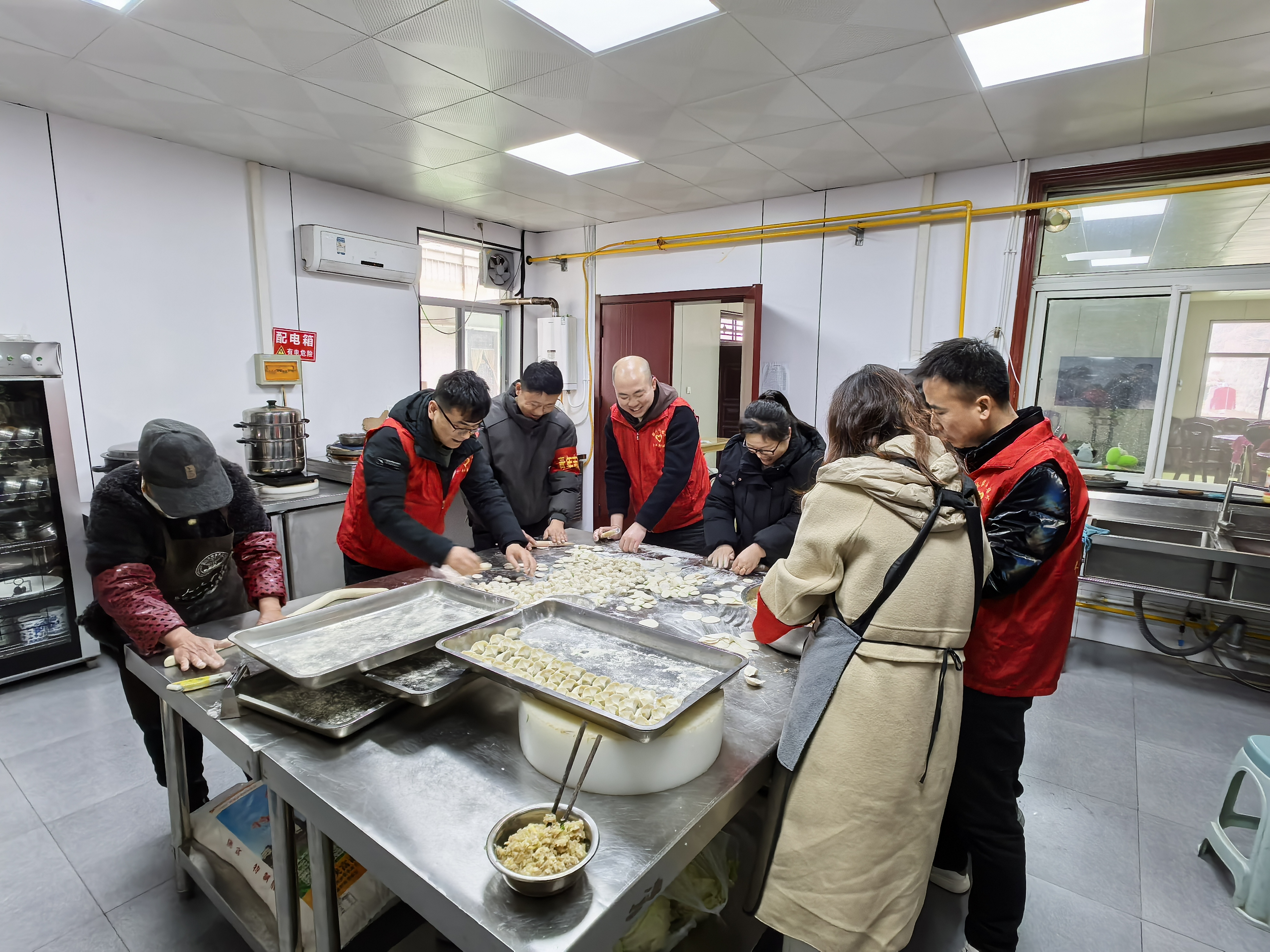 志愿者為敬老院老人包餃子