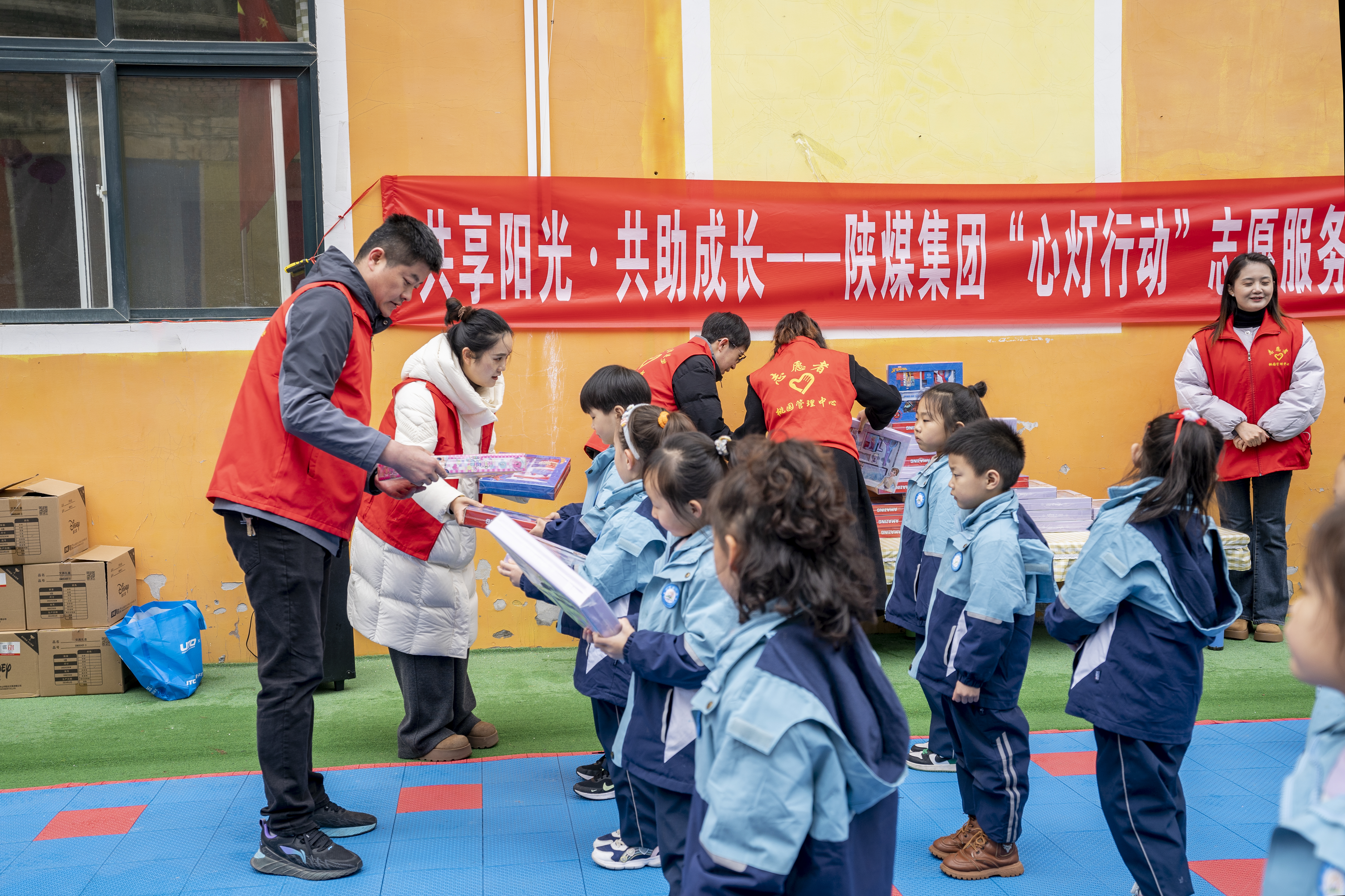 公司團(tuán)委組織青年志愿者在桃園小區(qū)心蕊幼兒園開展“共享陽光·共助成長