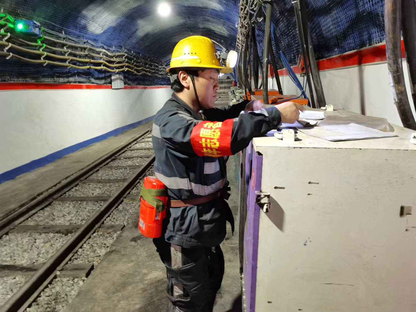 青崗員在井下開展青監(jiān)崗隱患排查活動，助力礦井安全穩(wěn)定